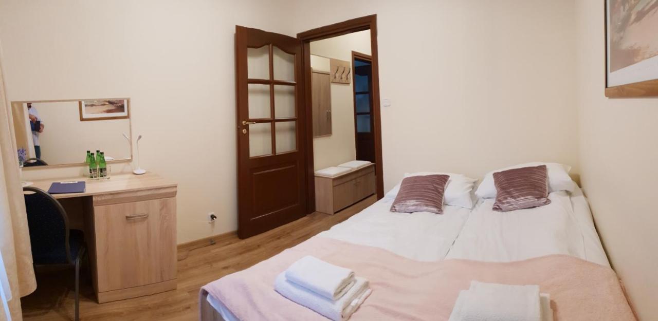 Hotel Mikorzyn Слесин Экстерьер фото