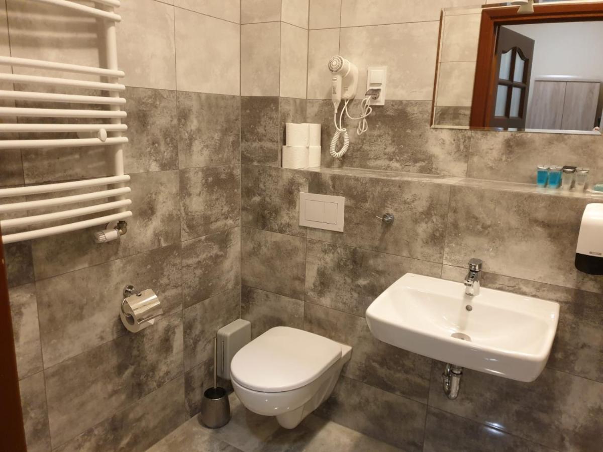 Hotel Mikorzyn Слесин Экстерьер фото