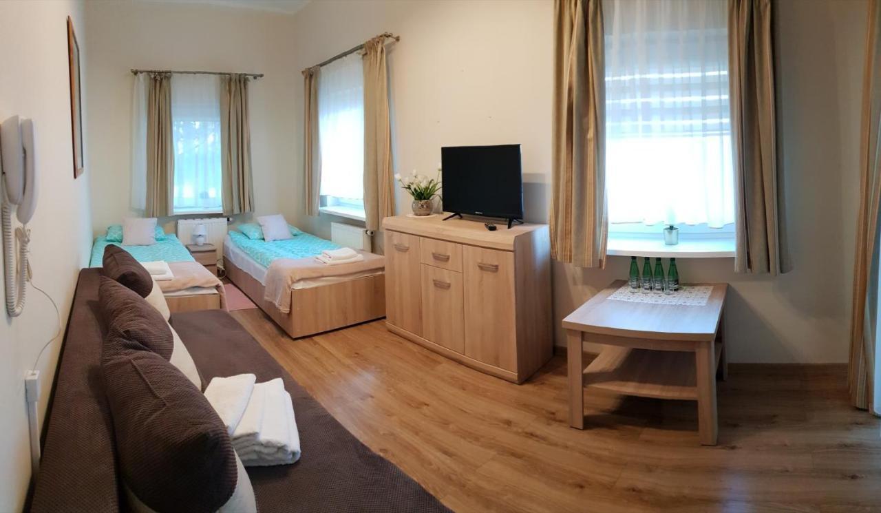 Hotel Mikorzyn Слесин Экстерьер фото