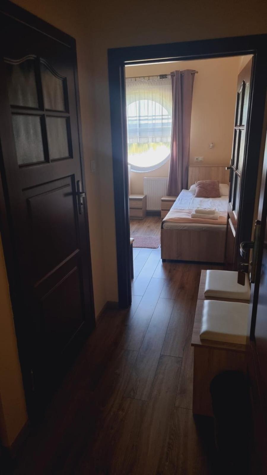 Hotel Mikorzyn Слесин Экстерьер фото