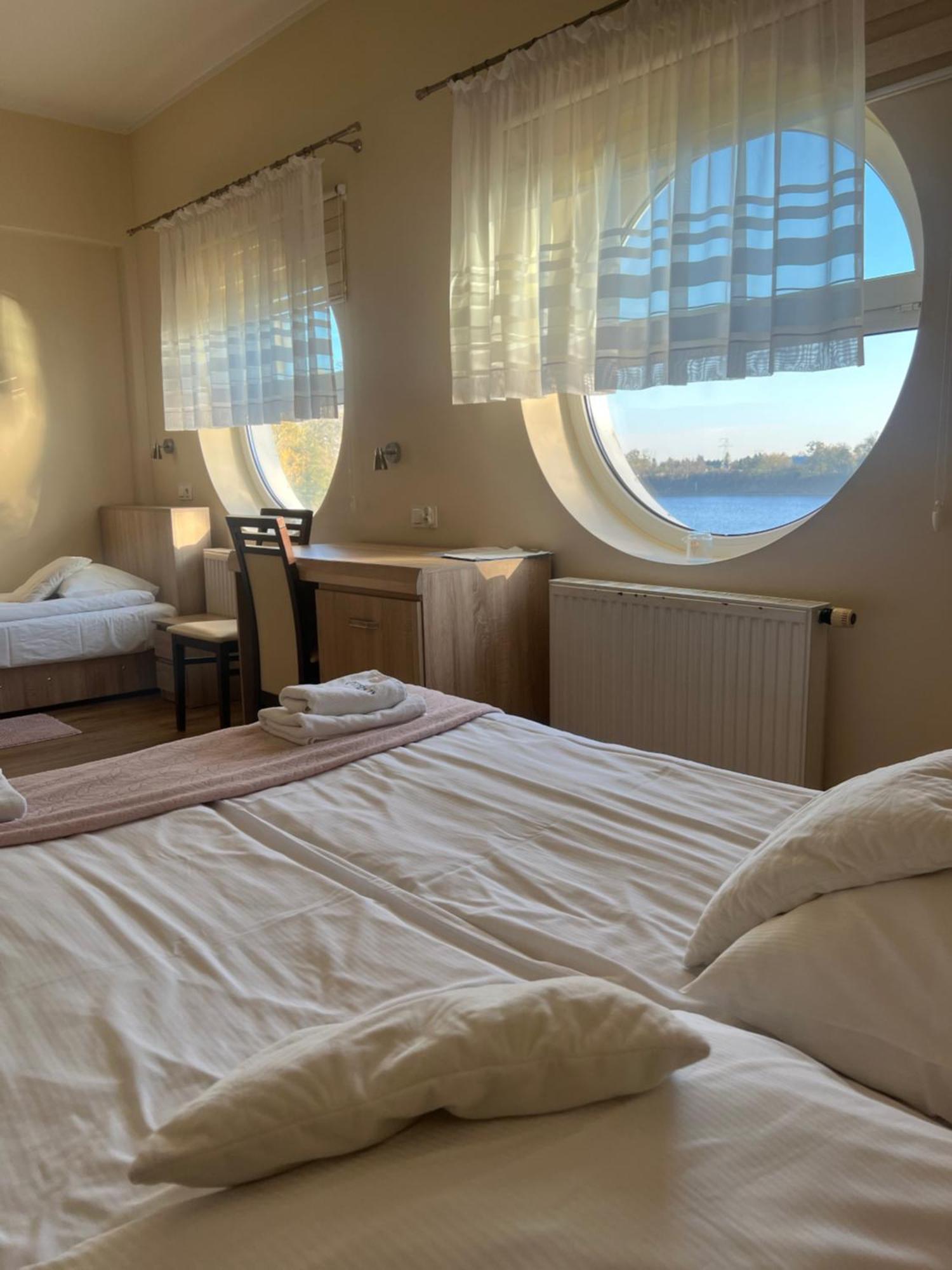 Hotel Mikorzyn Слесин Экстерьер фото